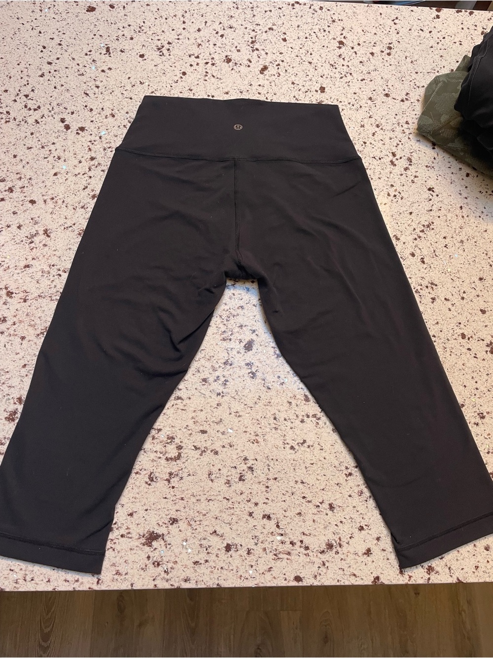 Lululemon Athletica Black Women’s Cropped/Capri Leggings Size 10